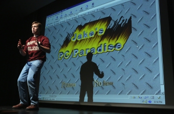 Kevin Bewersdorf performing "Bear with Me." at transmediale 2017