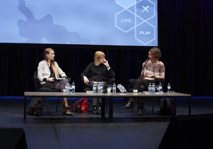 Picture of Carolin Gerlitz, Tiziana Terranova  and Judy Wajcman (left to right) at "Keynote Capture All_Work"