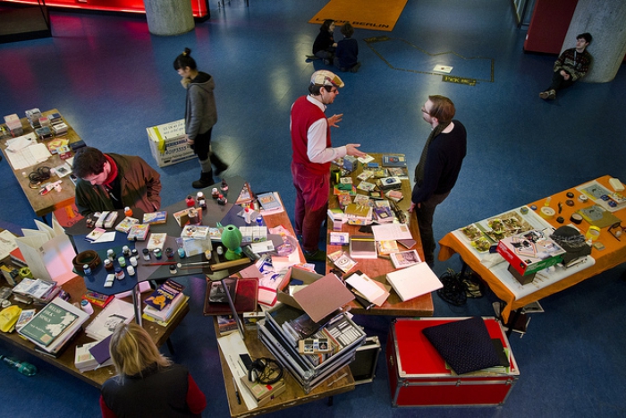 Impression of "MORT AUX VACHES EKSTRA EXTRA - THE GÆOUDJI SYGNOK GIVE AWAY!" by Gæoudjiparl, transmediale 2012 in/compatible.